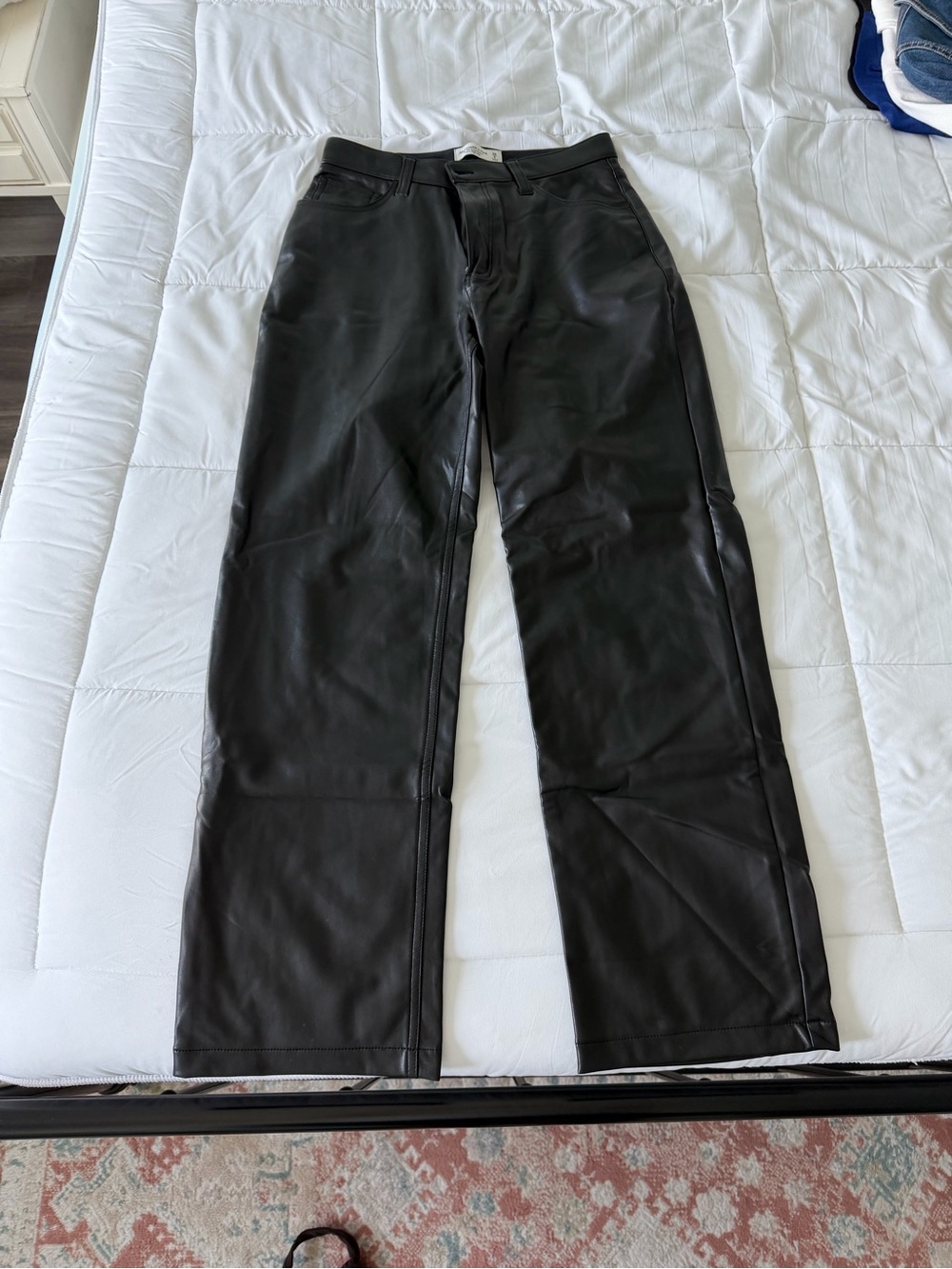 Abercrombie & Firch Curve Love Vegan Leather 90’s Straight Pant High Rise